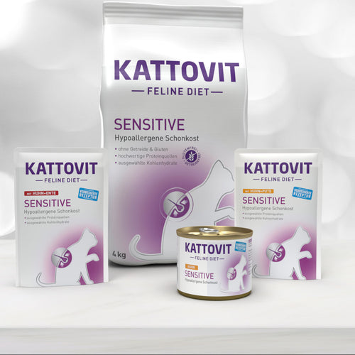 KATTOVIT Sensitive-Serie mit Beuteln und Dose, lila Design und Katzenbild.