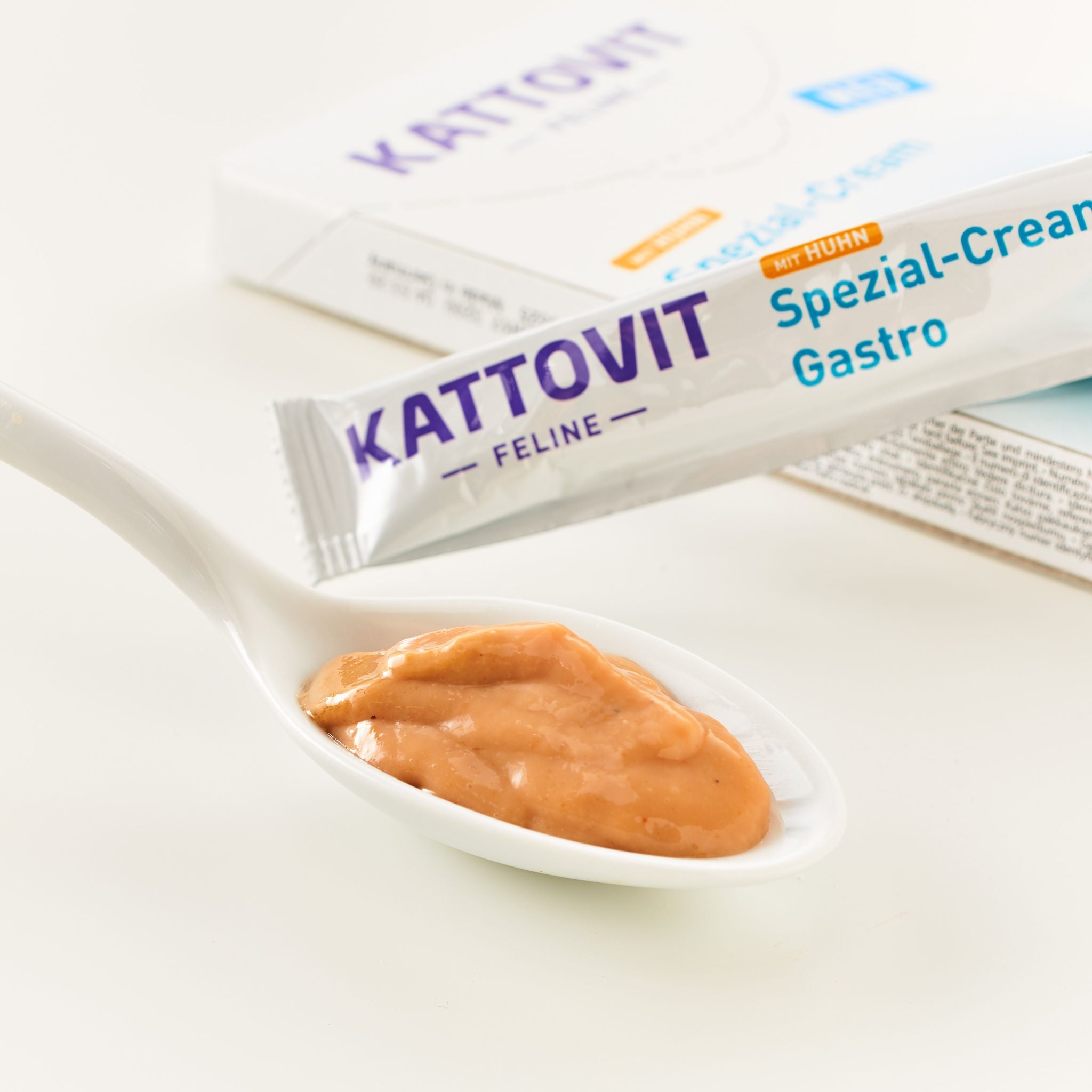 KATTOVIT Spezial-Creme Gastro mit Löffelportion hellbrauner Creme.