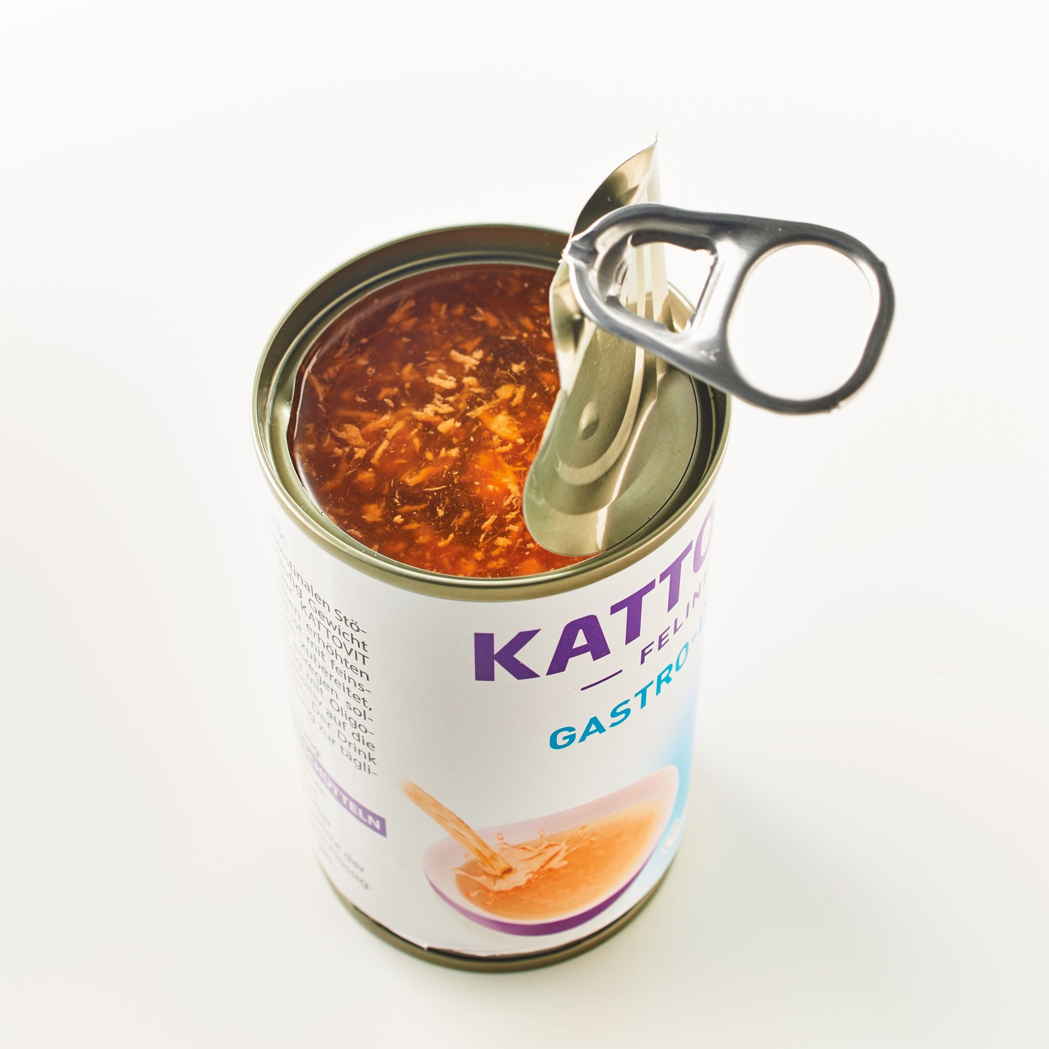 Eine geöffnete Dose Katzenfutter. Die Dose enthält eine dunkle, bräunliche Masse, die wie Nassfutter aussieht. Auf dem Etikett steht "KATTOVIT Gastro".