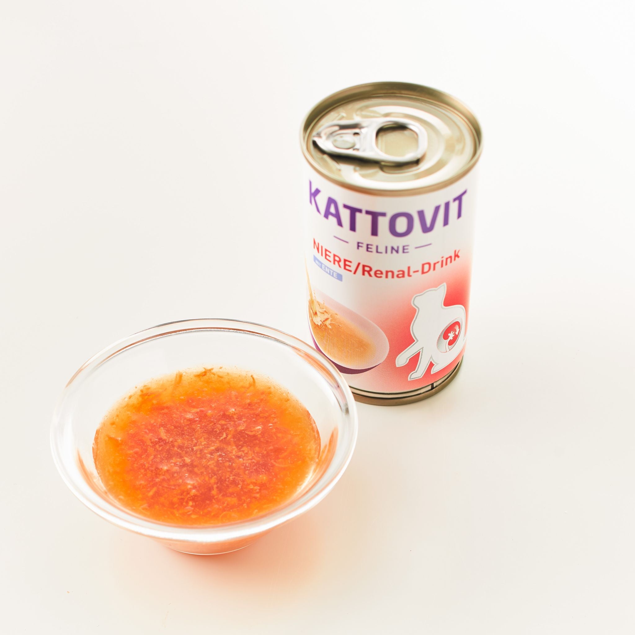 Geöffnete Dose KATTOVIT Niere/Renal-Drink und ein Glas mit dem orangen Drink.