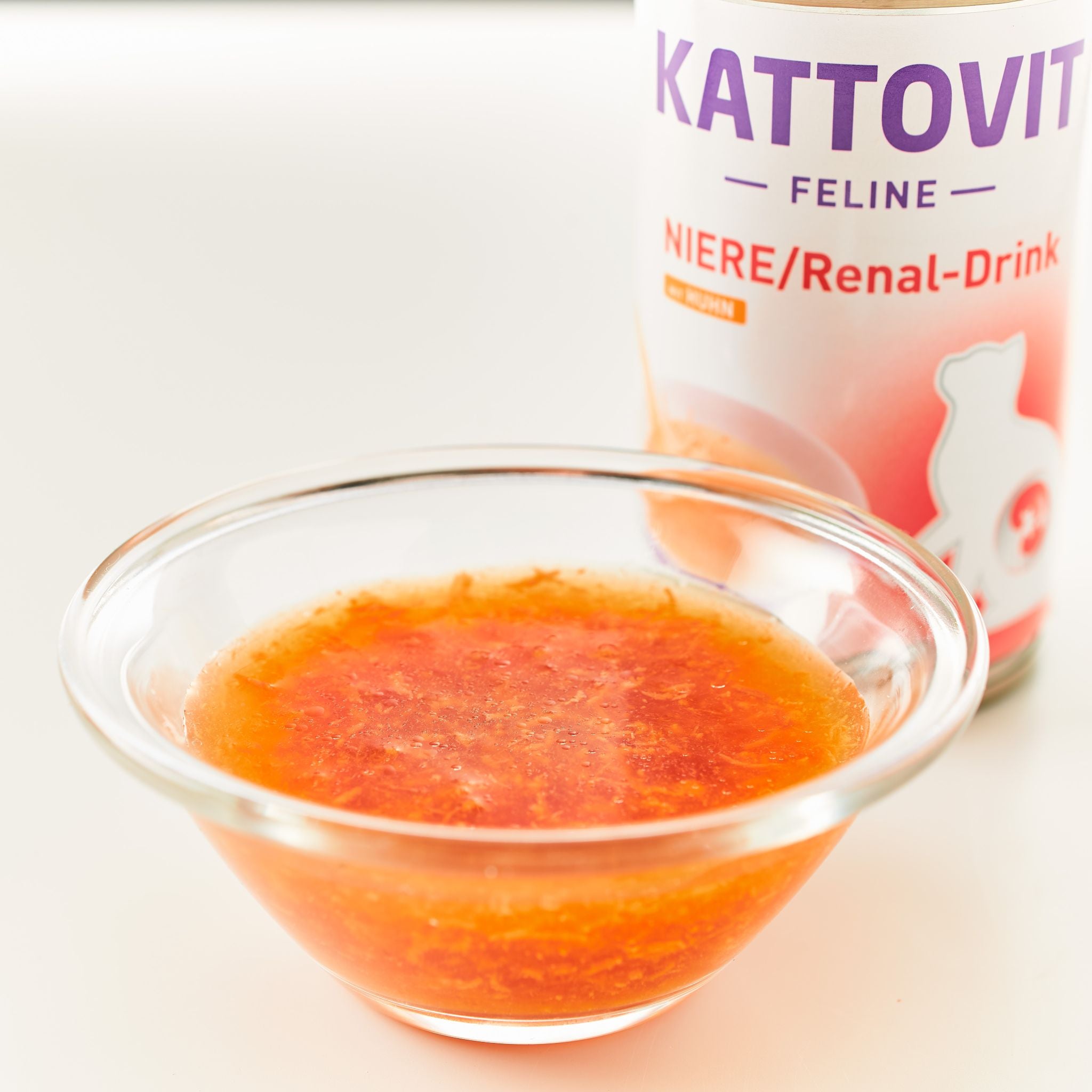Schale mit roter Flüssigkeit, im Hintergrund KATTOVIT Niere/Renal-Drink Dose sichtbar.