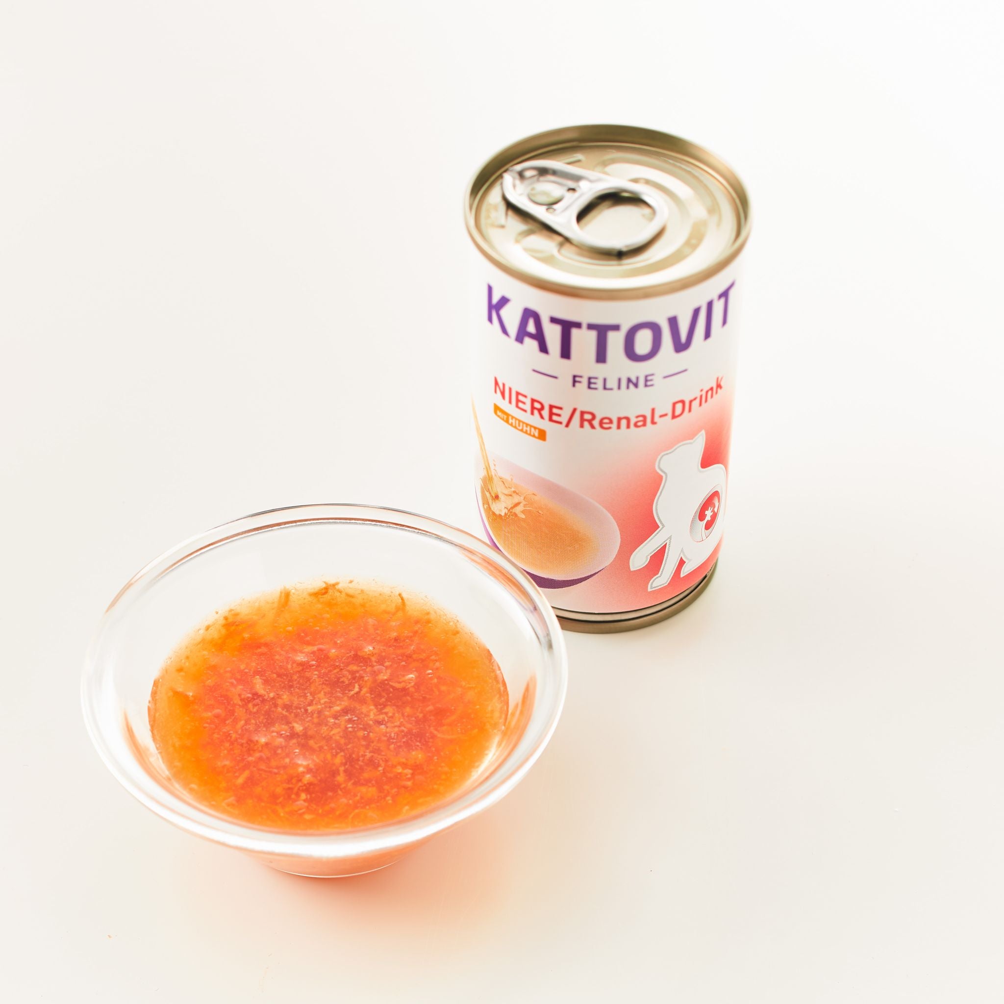 Offene Dose KATTOVIT Niere/Renal-Drink mit Glasschale und orange-roter Portion.