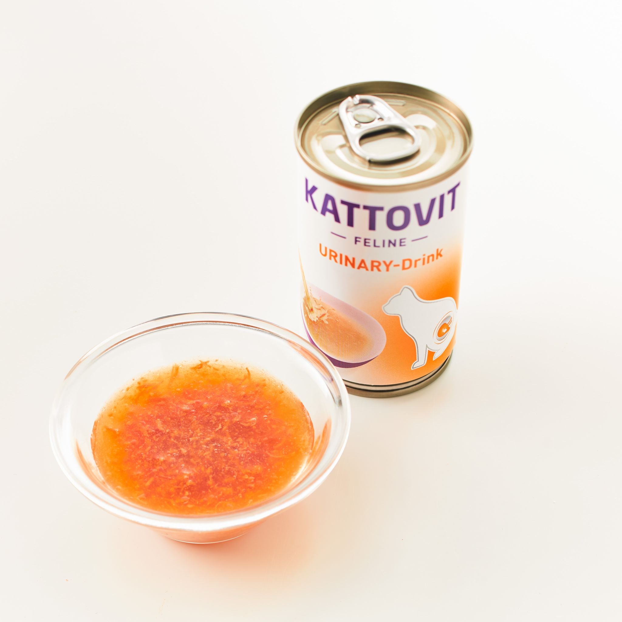 KATTOVIT-Dose für Urinärgesundheit mit kleiner Glasschale und Futterinhalt.