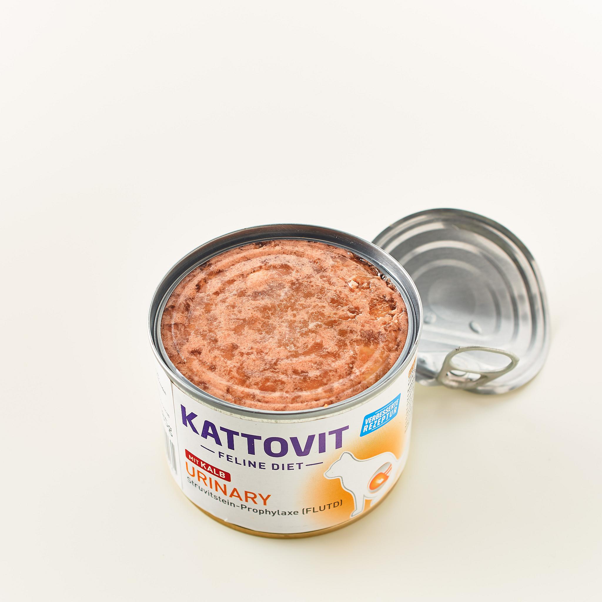 Eine geöffnete Dose Katzenfutter. Die Dose ist mit KATTOVIT beschriftet und enthält Futter, das für die Unterstützung der Harnwege von Katzen gedacht ist.